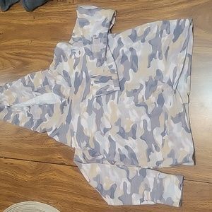 Euc girls Old Navy hoodie size 8. Grey, gold and pink camo.